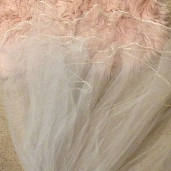 David’s bridal 4 layer white wedding veil. Like new 2 combs to keep it secure. - Picture 7 of 9